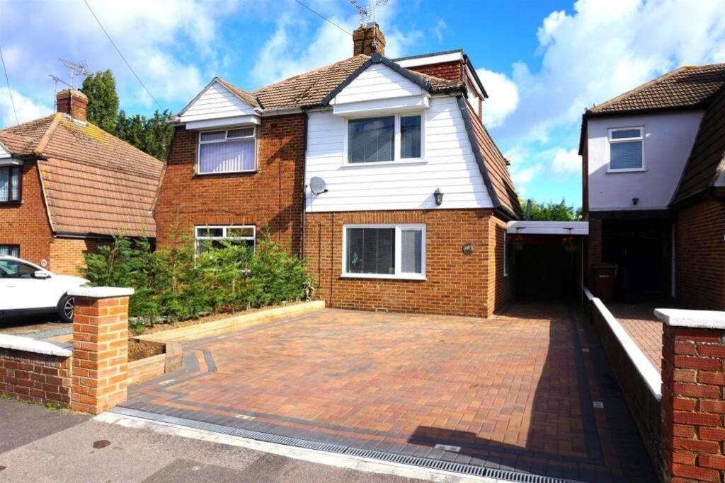 Lovely Family Home In Rainham, Kent Rainham  Eksteriør bilde